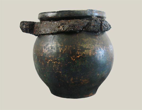 Bronze pot containing pine pitch
