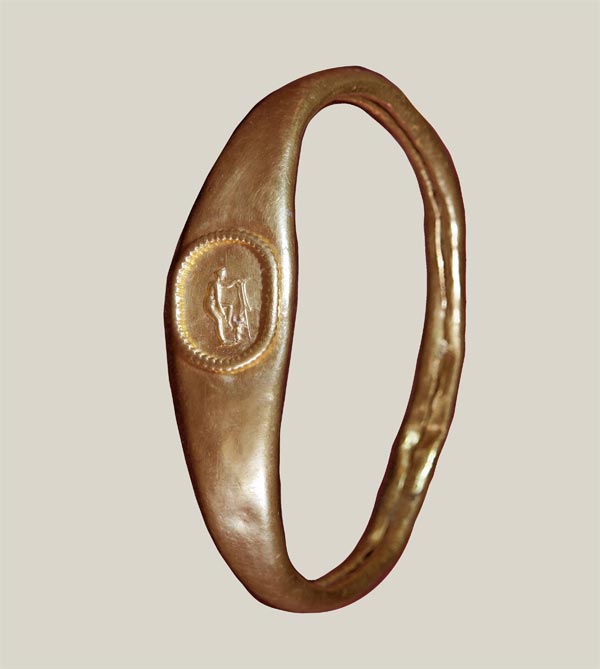 Bracelet with relief of Venus bathing