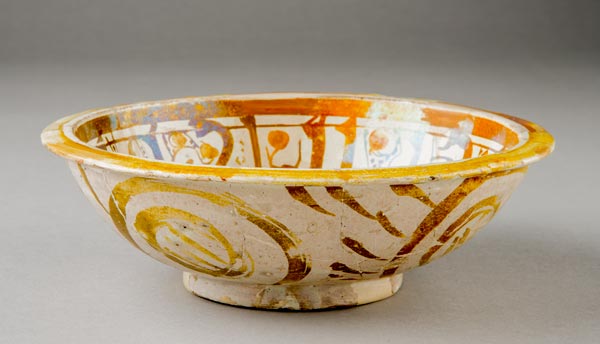 Bowl with bird and inscription design