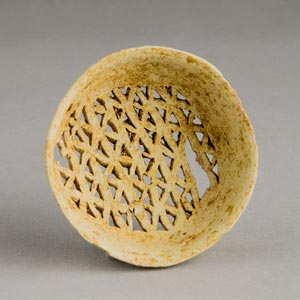 Water filter with geometric pattern
